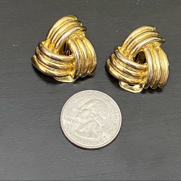 Vintage Unsigned Gold-tone Knot Clip On Earrings - Picture 5 of 13